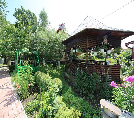 Pensiune cu foisor in curte